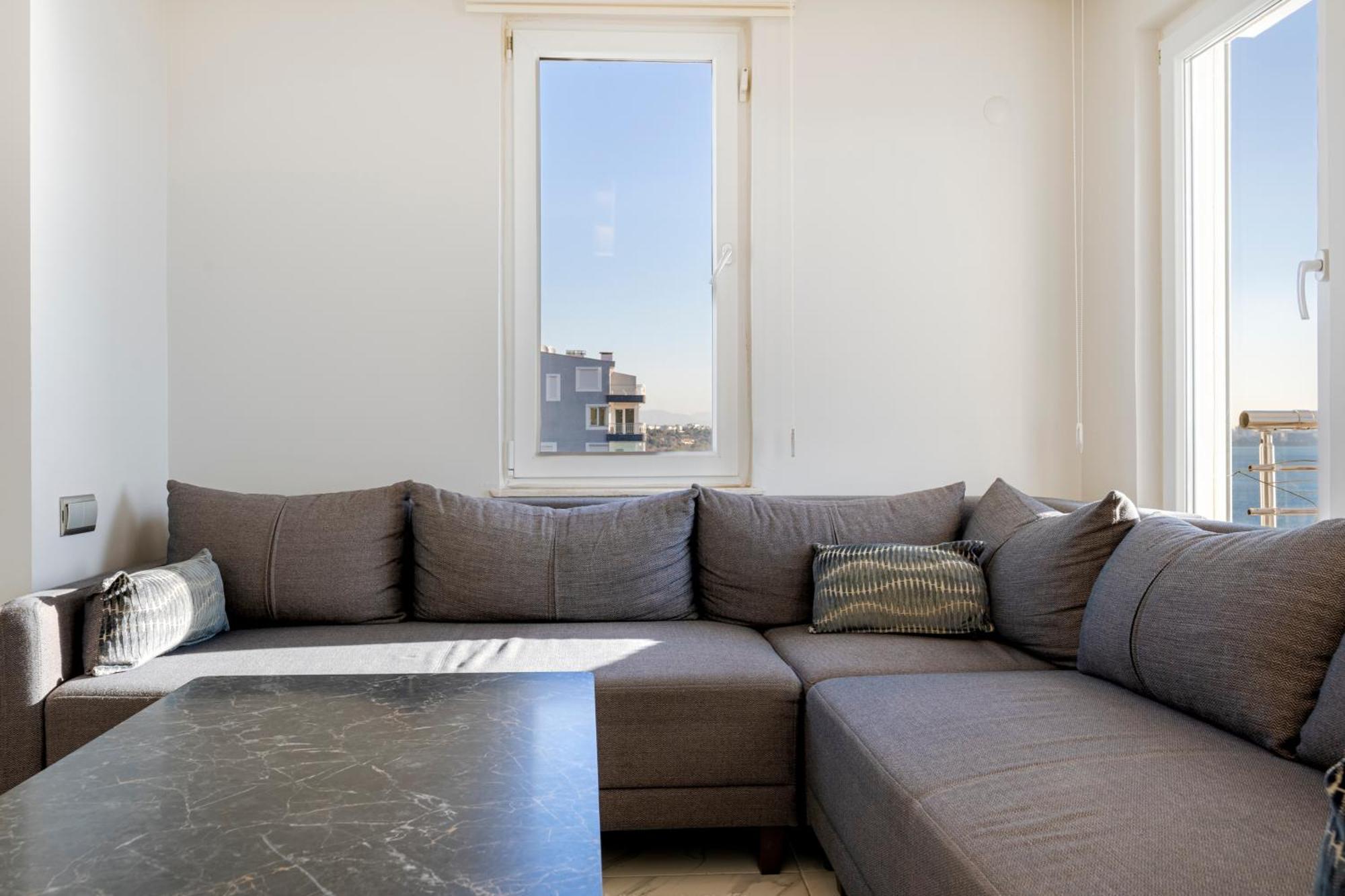 Appartement Heart Of The With Unique Views Of The Sea. *